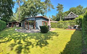 Dubbele chalet op recreatiepark Topparken op de Veluwe in Beekbergen met grote vrije tuin en eigen parkeerplaats