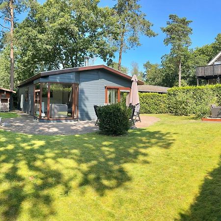 Dubbele chalet op recreatiepark Topparken op de Veluwe in Beekbergen met grote vrije tuin en eigen parkeerplaats Buitenkant foto