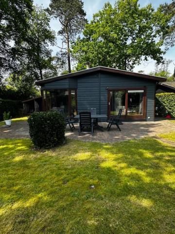 Dubbele chalet op recreatiepark Topparken op de Veluwe in Beekbergen met grote vrije tuin en eigen parkeerplaats Buitenkant foto