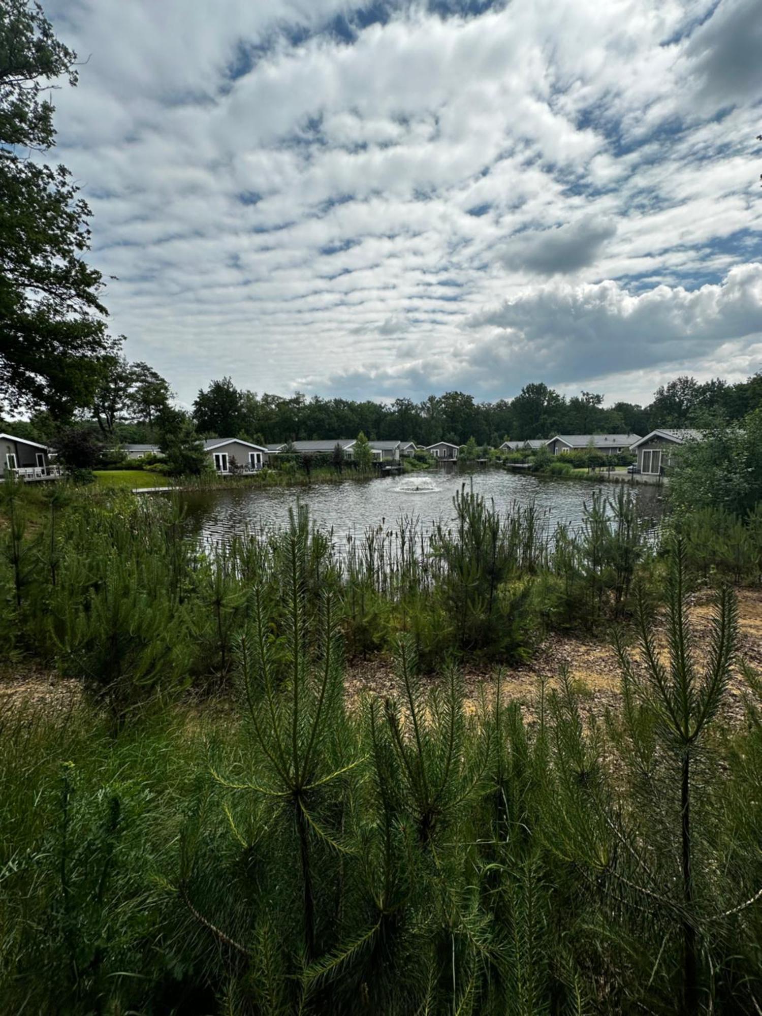 Dubbele chalet op recreatiepark Topparken op de Veluwe in Beekbergen met grote vrije tuin en eigen parkeerplaats Buitenkant foto