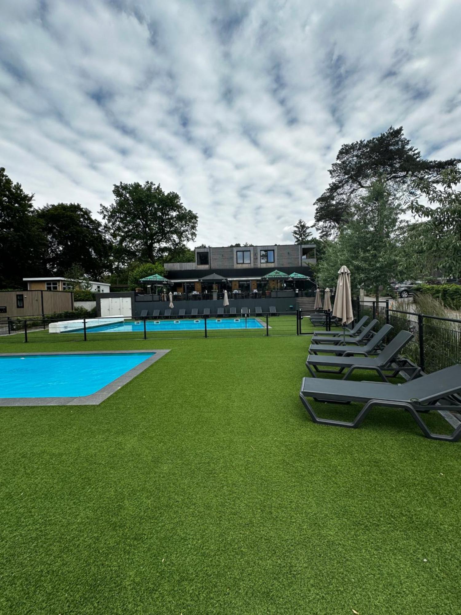Dubbele chalet op recreatiepark Topparken op de Veluwe in Beekbergen met grote vrije tuin en eigen parkeerplaats Buitenkant foto