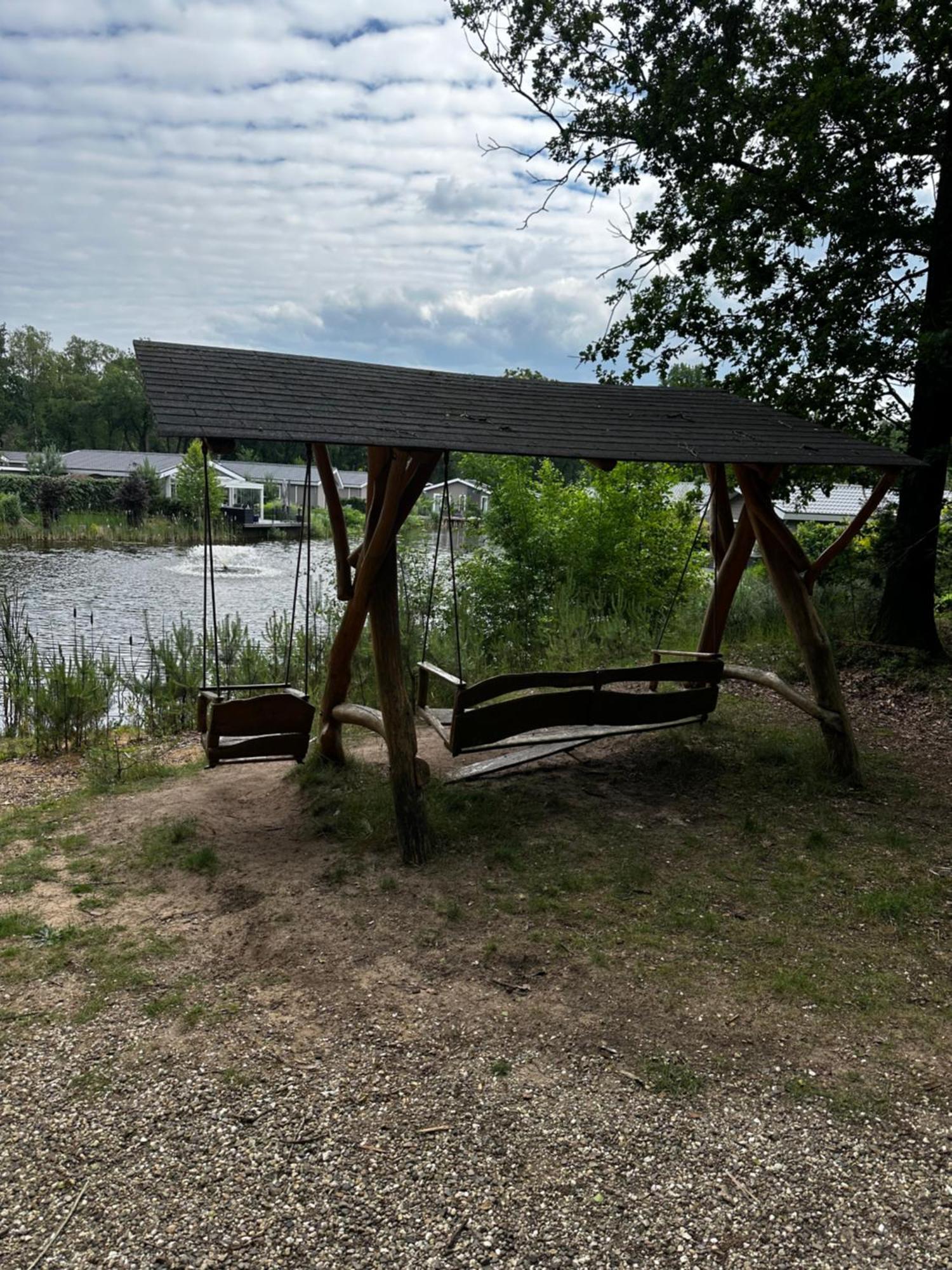 Dubbele chalet op recreatiepark Topparken op de Veluwe in Beekbergen met grote vrije tuin en eigen parkeerplaats Buitenkant foto