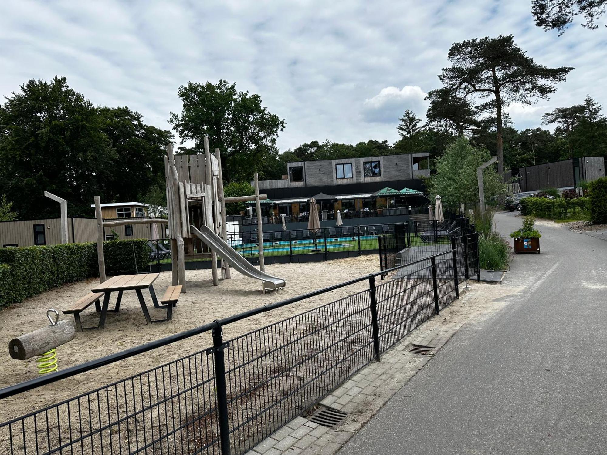 Dubbele chalet op recreatiepark Topparken op de Veluwe in Beekbergen met grote vrije tuin en eigen parkeerplaats Buitenkant foto