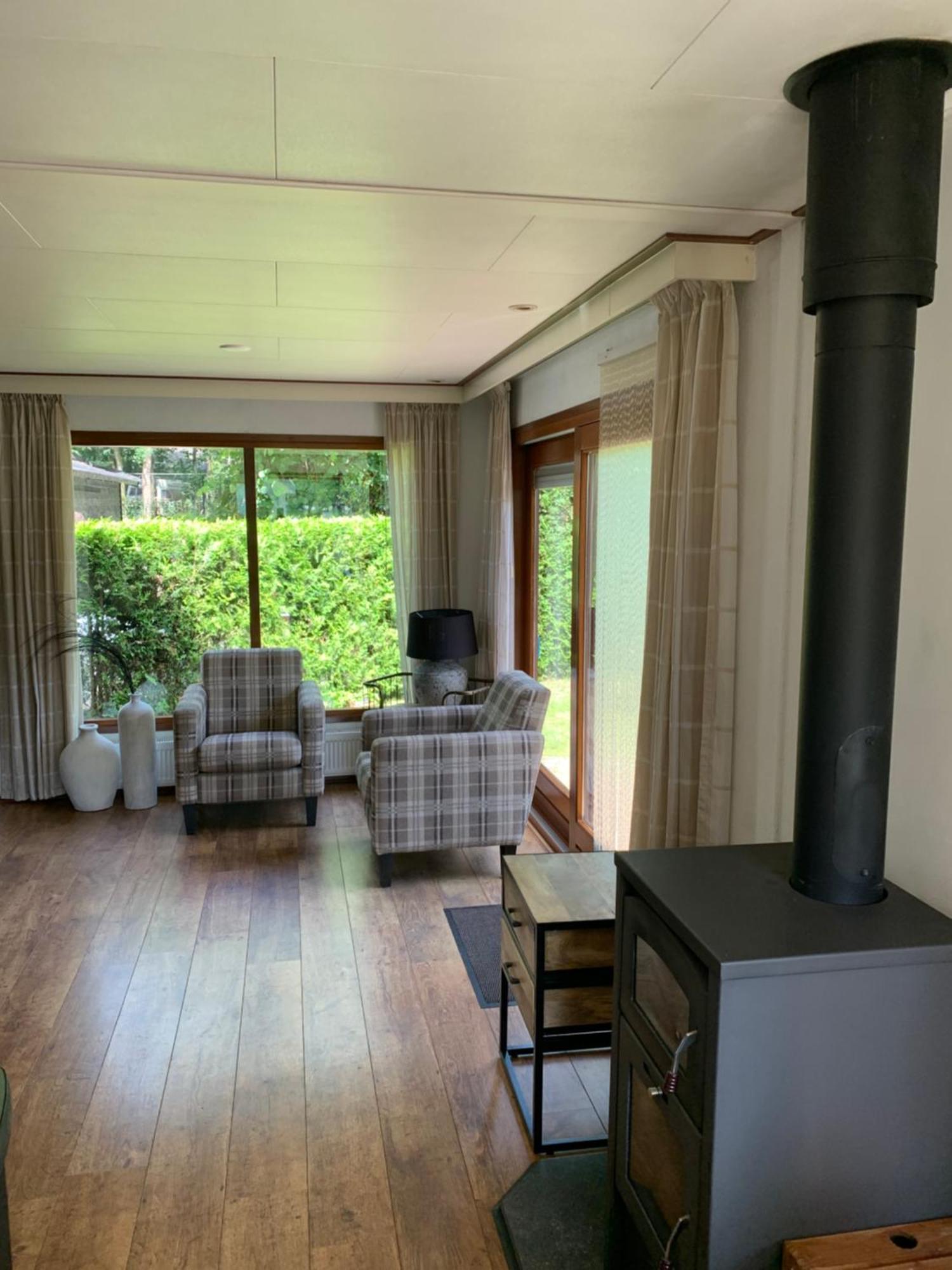 Dubbele chalet op recreatiepark Topparken op de Veluwe in Beekbergen met grote vrije tuin en eigen parkeerplaats Kamer foto