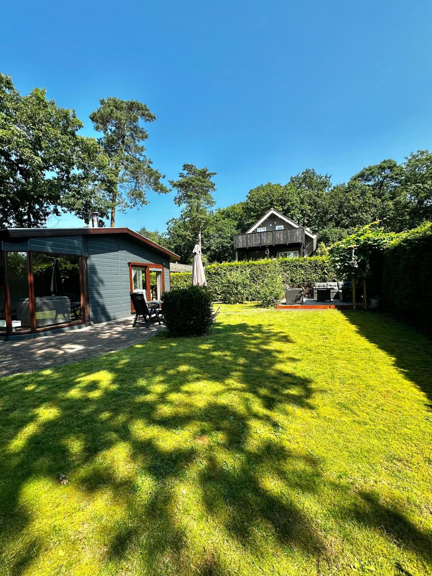 Dubbele chalet op recreatiepark Topparken op de Veluwe in Beekbergen met grote vrije tuin en eigen parkeerplaats Buitenkant foto