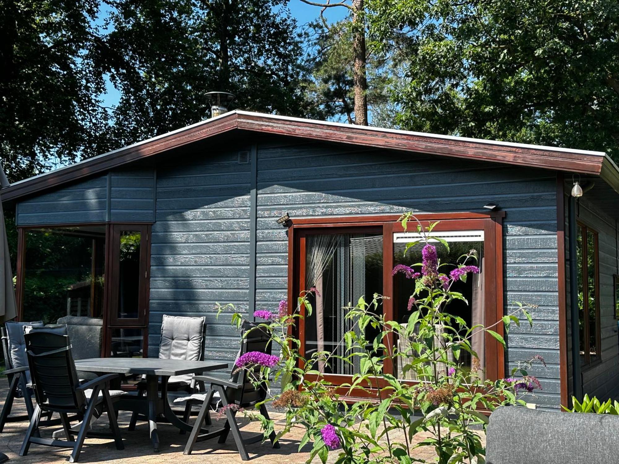 Dubbele chalet op recreatiepark Topparken op de Veluwe in Beekbergen met grote vrije tuin en eigen parkeerplaats Buitenkant foto