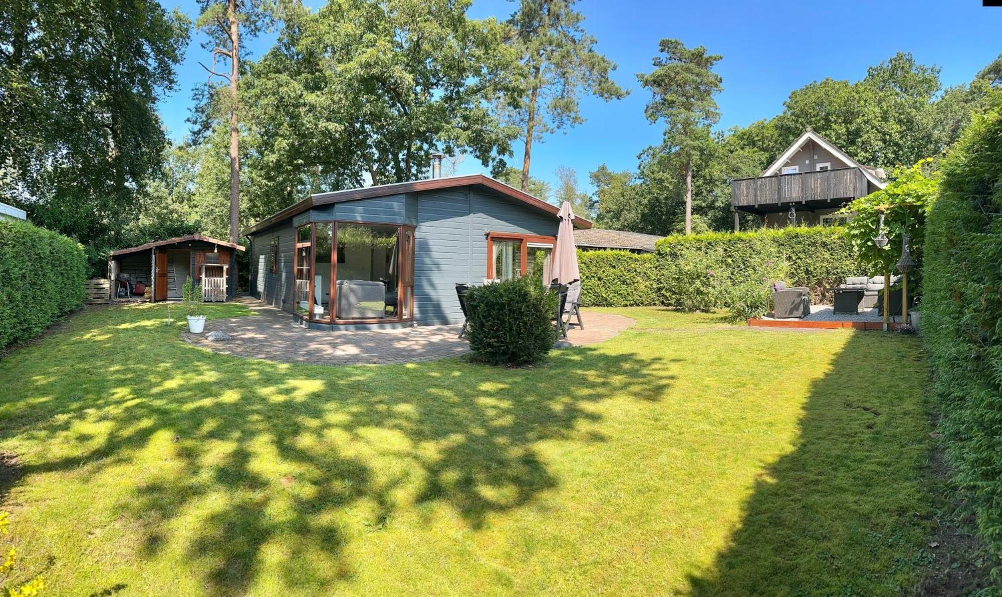 Dubbele chalet op recreatiepark Topparken op de Veluwe in Beekbergen met grote vrije tuin en eigen parkeerplaats Buitenkant foto